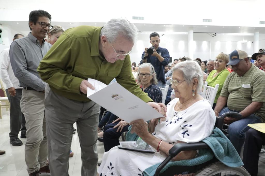 Rocha haciendo entrega de documentos