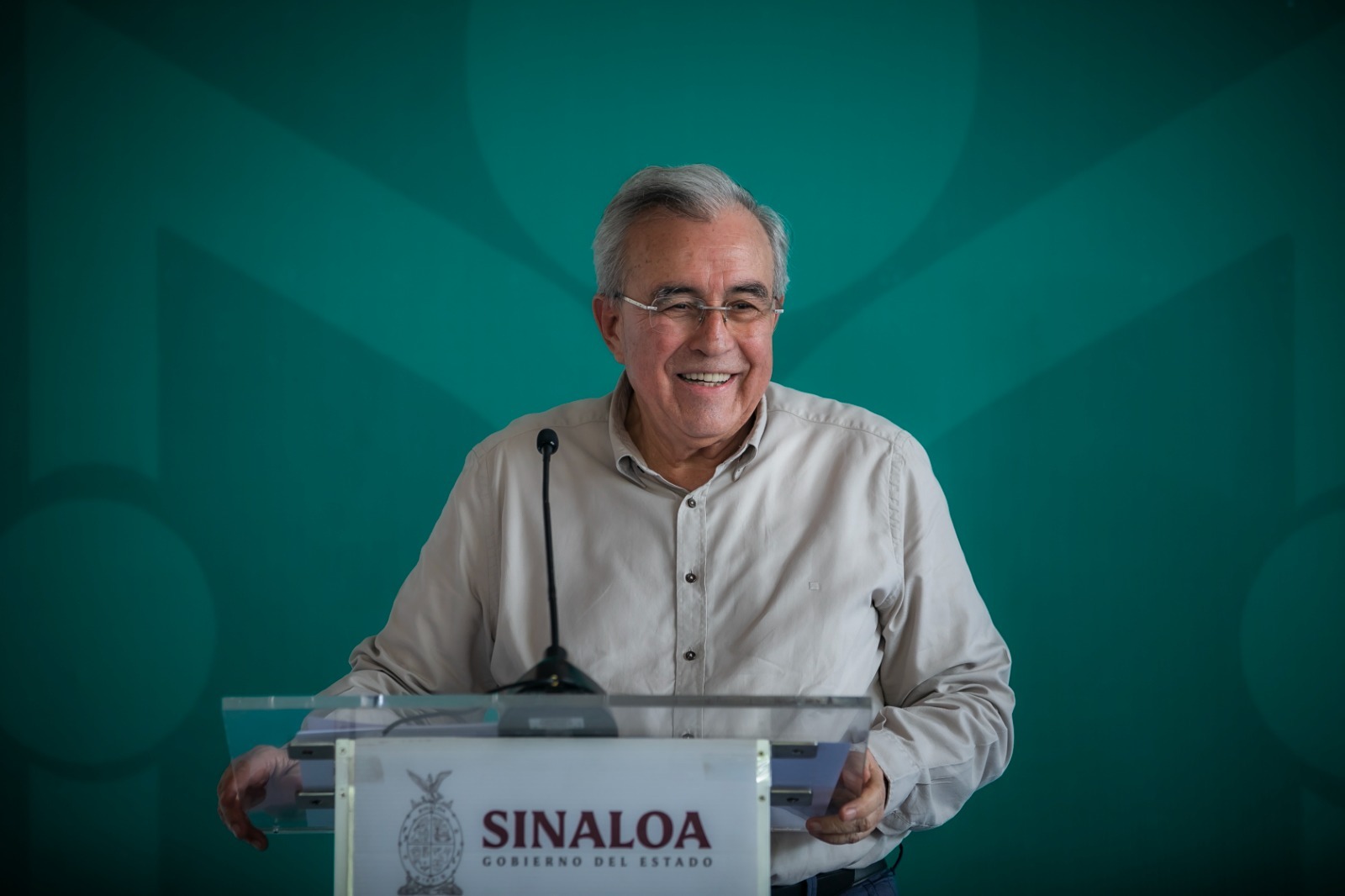 El mandatario estatal informó que buscará que todas las escuelas de educación básica cuenten con aires acondicionados para antes de que termine su administración.