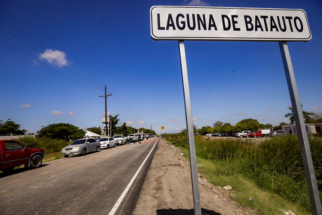 La primera obra aperturada por el mandatario estatal fue la correspondiente a la segunda etapa de la carretera Villa Juárez - Las Puentes - Bataoto,