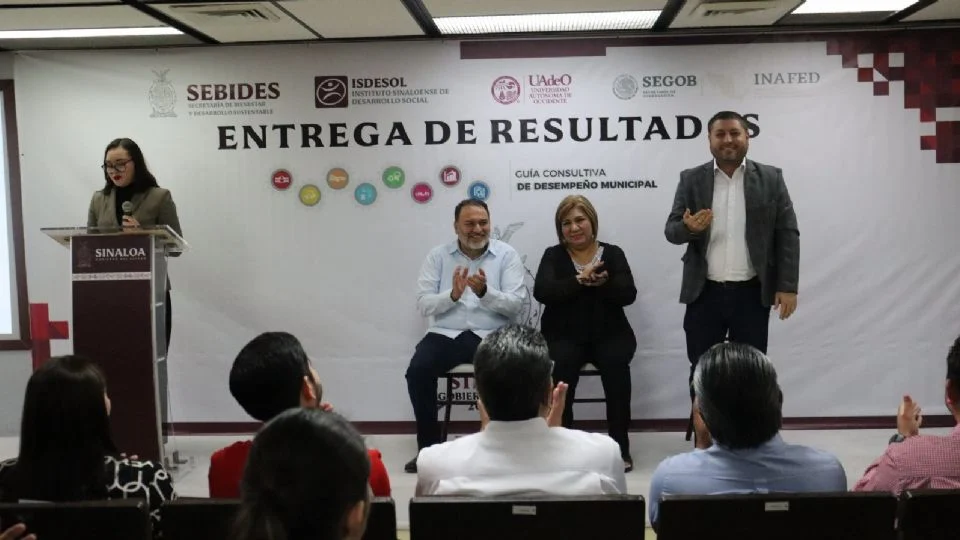 La Secretaria de Bienestar y Desarrollo Sustentable, María Inés Pérez Corral, fue la encargada de entregar el reconocimiento al Presidente Municipal de Badiraguato, por Obtener el 1er. lugar en mayor avance de porcentaje en el estado.