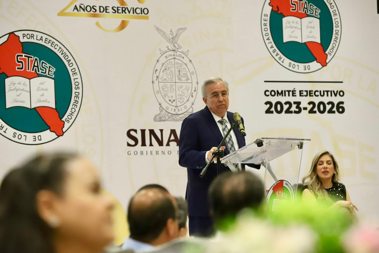 En el lugar el gobernador Rocha hizo entrega de reconocimientos a los trabajadores que cumplieron 25 años al servicio del estado con una medalla y un estímulo financiero.