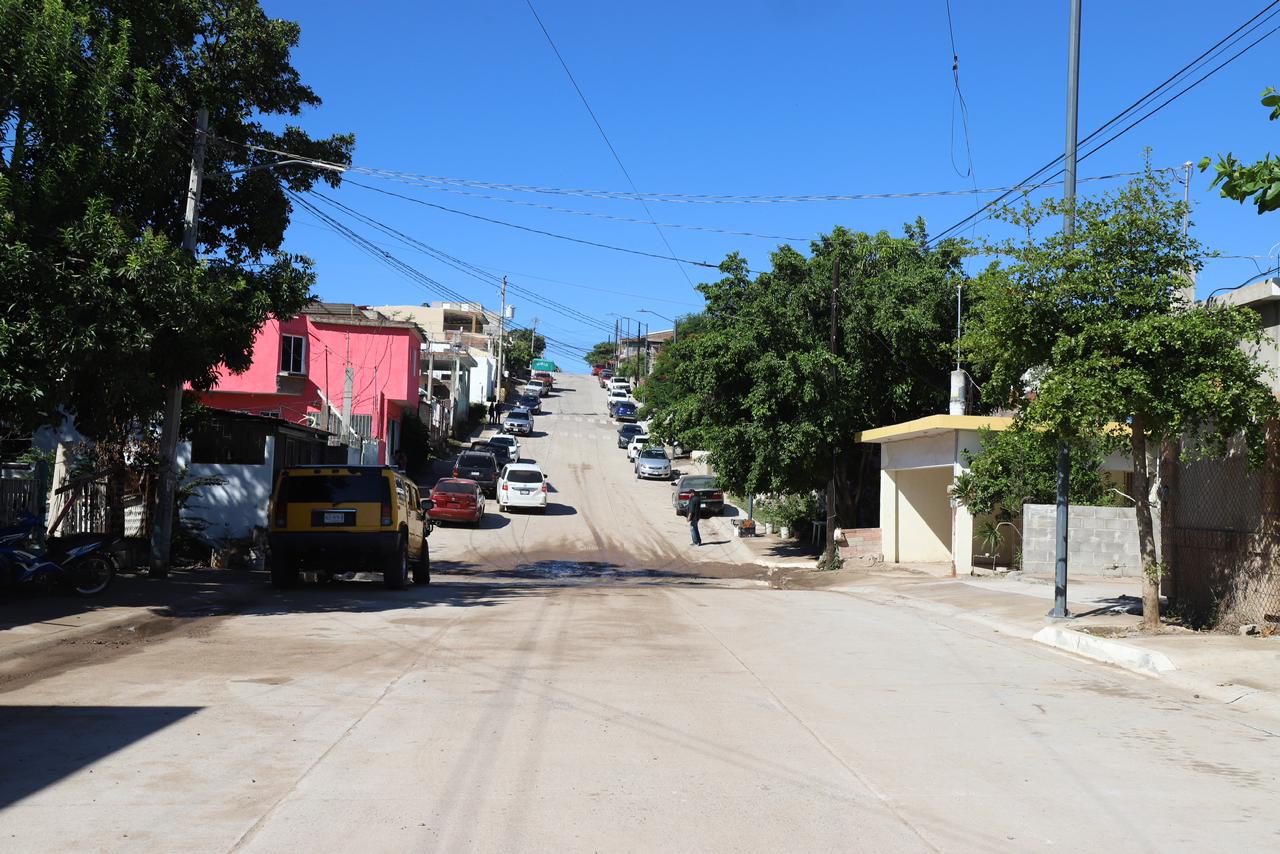 El gobernador Rocha pidió a los vecinos del lugar que no se desesperen, ya que desde su gobierno continuarán pavimentando más calles en las colonias de la ciudad
