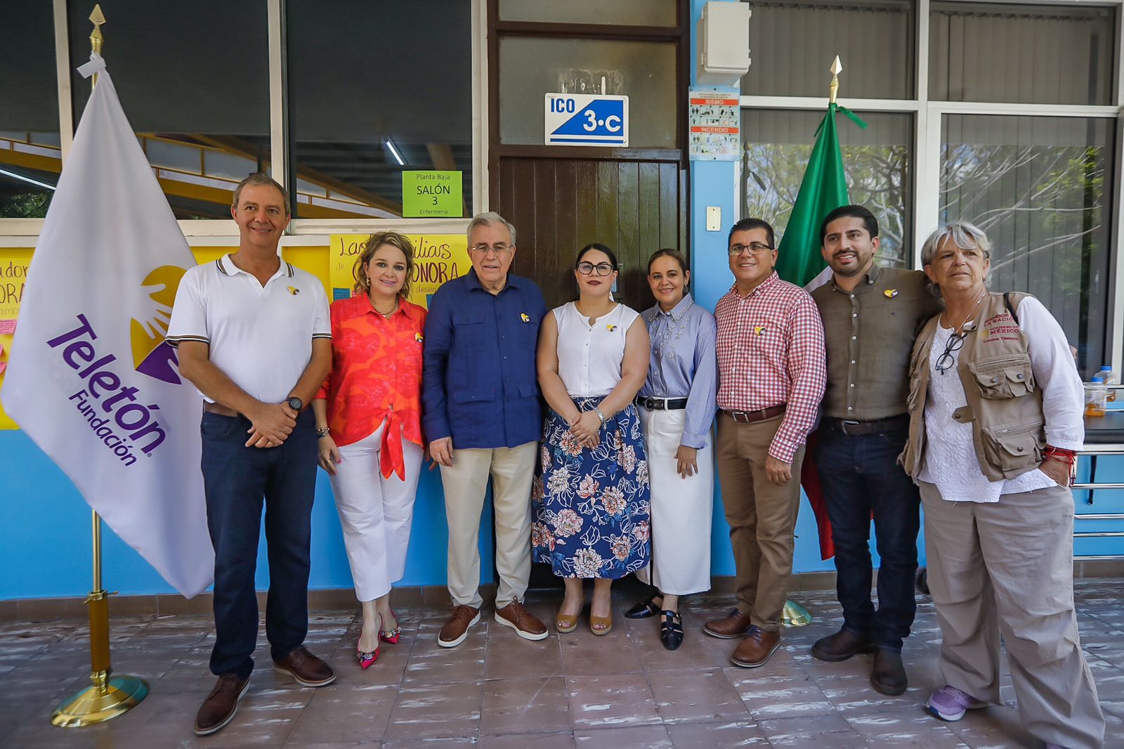 Rocha con autoridades y personal del CRIT