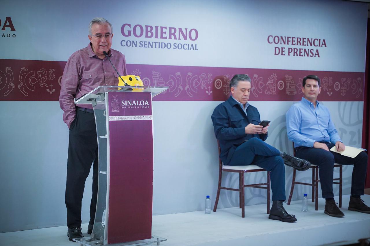 Sinaloa tiene las condiciones propicias para la inversión, dice Rocha luego de confirmar la llegada de Mexinol • El Gobernador Rubén Rocha Moya destaca, en La Semanera, la importancia de la inversión y la creación de empleos que generará el proyecto de Pacifico Mexinol que producirá Metanol en el norte del Estado. • El Embajador de EUA en México, Ken Salazar destacó en su cuenta de Twitter que esta inversión permitirá avanzar en la meta de consolidar a América del Norte como una potencia líder en energías limpias. Culiacán, Sinaloa, 11 de Diciembre de 2023.- En el marco de La Semanera, el Gobernador Rubén Rocha Moya resaltó la inversión y la creación de empleos que generará el proyecto de Pacífico Mexinol que producirá metanol en las cercanías del puerto de Topolobampo, lo cual confirma las condiciones propicias en Sinaloa para la inversión y el estado de derecho para los empresarios. Afirmó que lo importante es la prosperidad que traerá esta inversión para Sinaloa por la generación de empleos. Cuando inicie operaciones, se espera que Pacífico Mexinol produzca anualmente más de 2 millones de toneladas métricas de metanol, a partir de gas natural, con captura de carbón. La utilización del metanol será para solvente industrial, para pinturas, plásticos, farmacéutico, alimentos etc, y su mercado de exportación es principalmente Asia. El Gobernador Rubén Rocha Moya, afirmó que el gobierno del presidente Andrés Manuel López Obrador, ha garantizado el abasto y la proveeduría del gas natural para este tipo de inversiones. Dijo que el Gobierno de Sinaloa ha estado activo y trabajando, y es de gran beneficio que piensen en el Estado con este tipo de proyectos. En su intervención en La Semanera, el secretario de Economía, Javier Gaxiola Coppel dijo que el proyecto Pacífico Mexinol en la cercanías de Topolobampo será la planta de metanol más grande a nivel mundial. Precisó que se trata de una inversión binacional, donde los principales socios en esta inversión de Pacífico Mexinol son la empresa Transition Industries LLC y la Corporación Financiera Internacional (IFC), miembro del Grupo del Banco Mundial. Indicó que se espera que el proyecto Pacífico Mexinol genere un promedio de más de 3,000 empleos durante la construcción, hasta 450 trabajadores directos e indirectos durante las operaciones y desarrollo de proveeduría local; la inversión se estima en $2 mil 200 millones de dólares. Detalló que ubicación del proyecto será en la comunidad de Paredones, municipio de Ahome, cerca de Topolobampo. La sostenibilidad del proyecto resalta el compromiso de Pacífico Mexinol, incluye una solución hídrica innovadora que utilizará aguas residuales municipales eliminando la competencia con las necesidades locales de agua dulce, tampoco se extrae ni se vierte agua en la bahía cercana, un importante ecosistema local. La planta en Topolobampo es un proyecto de vanguardia no solo marca un parteaguas en la producción de metanol y la reducción de emisiones de carbono, se alinea de manera integral con la Agenda 2030 de la Organización de las Naciones Unidas y los objetivos de desarrollo sostenible, la iniciativa conjunta entre México y Estados Unidos se sitúa estratégicamente en el norte de Sinaloa, fortaleciendo así su desarrollo industrial. El mismo Embajador de EUA en México, Ken Salazar anunció recientemente en su cuenta de Twitter esta inversión, destacando que permitirá avanzar en la meta de consolidar a América del Norte como una potencia líder en energías limpias. Destacar que la gestión del Gobernador de Sinaloa, Rubén Rocha Moya con Semarnat, dio como resultado la autorización del la Manifestación de Impacto Ambiental (MIA), condicionada a la realización de la consulta indígena.