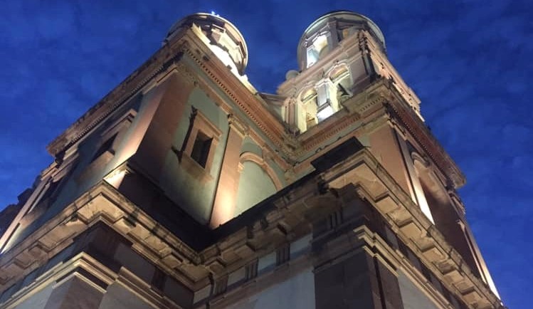 Diseñado por el arquitecto, Luis F. Molina su construcción comenzó en 1908 en un lote que donaron los hermanos Amado y Miguel Andrade; fue el Obispo, José María Portugal Serratos quien encargó la obra.