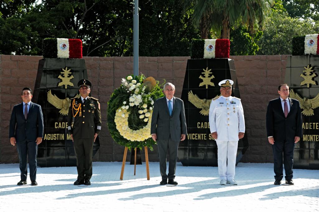 El mandatario estatal junto a mandos militares y civiles realizaron una ofrenda floral para los niños héroes de Chapultepec acompañada de una Guardia de Honor.