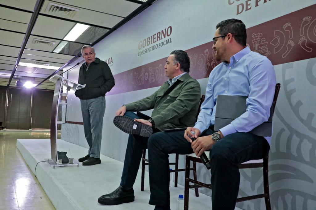 Destacó que en este acuerdo se establece el compromiso de la Federación de aportar los restantes 200 millones de pesos para completar el pago de nómina de los trabajadores de la UAS, y al respecto el gobernador Rocha ofreció que su gobierno se los prestará a la Universidad