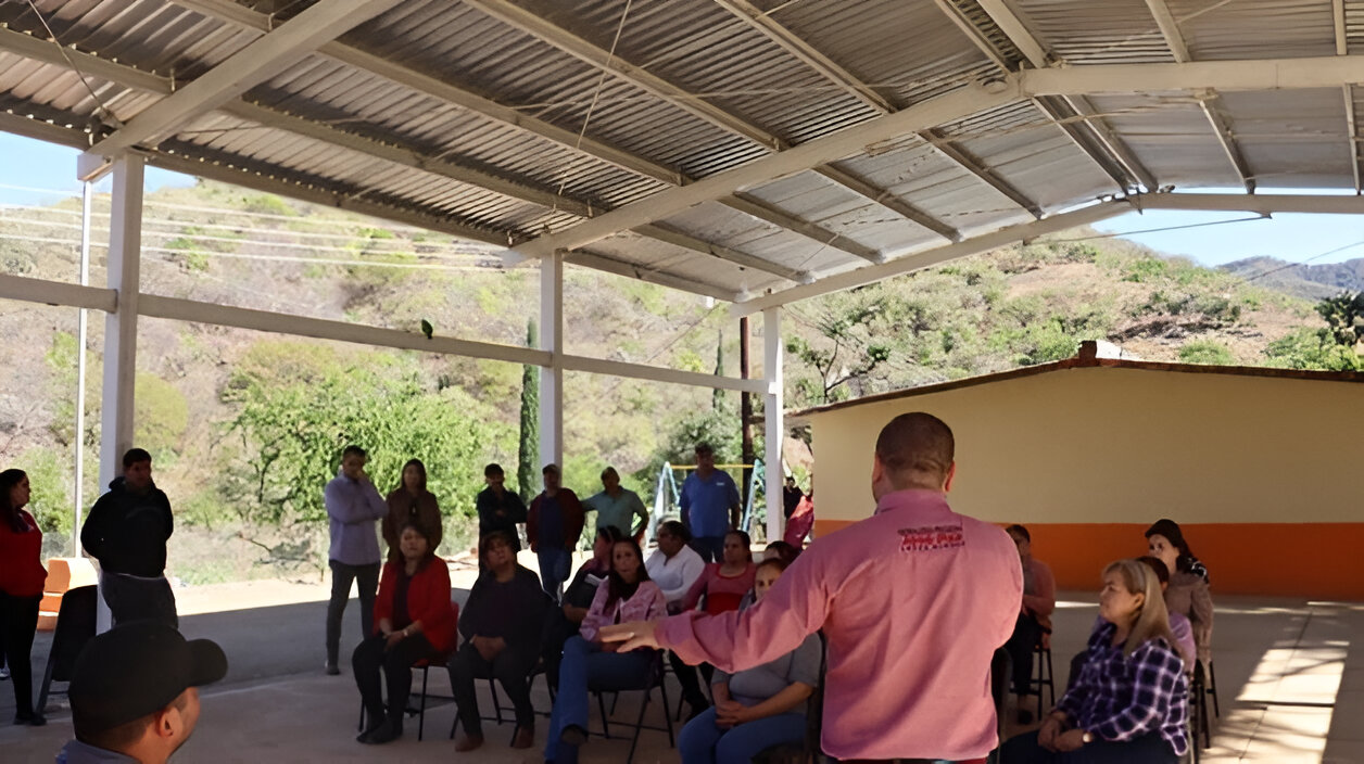 José Paz López Elenes supervisó la rehabilitación de caminos, entregó apoyos alimenticios, y anunció que la comunidad tendrá iluminación en su totalidad.