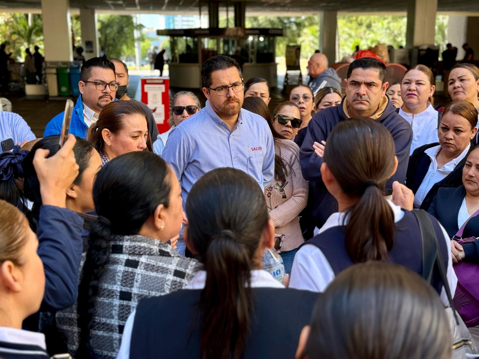 El Secretario atendiendo en Palacio de Gobierno