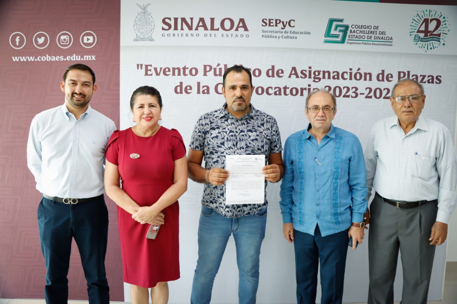 • El director de COBAES, Santiago Inzunza, dijo que el proceso se realizó de acuerdo a lo que marca la ley: un acto público, transparente y con base en el mérito académico de los sustentantes.