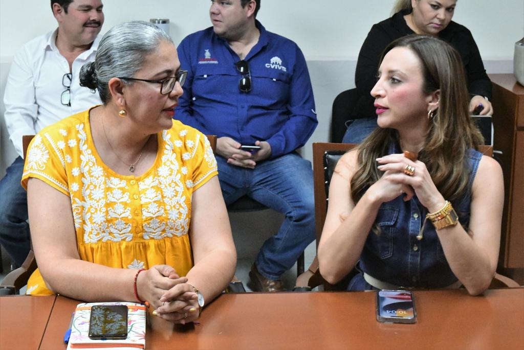 Dominguez con la Alcaldesa de Mocorito