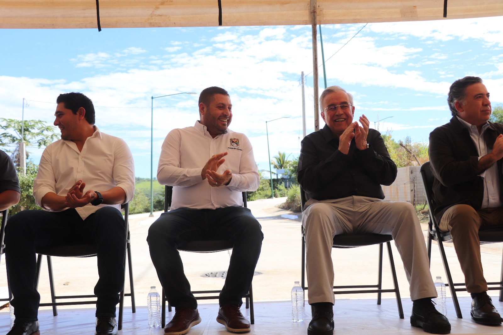 Esta obra tan esperada por las familias badiraguatenses, consta de construcción de pavimento de 15 centímetros de espesor, alumbrado público