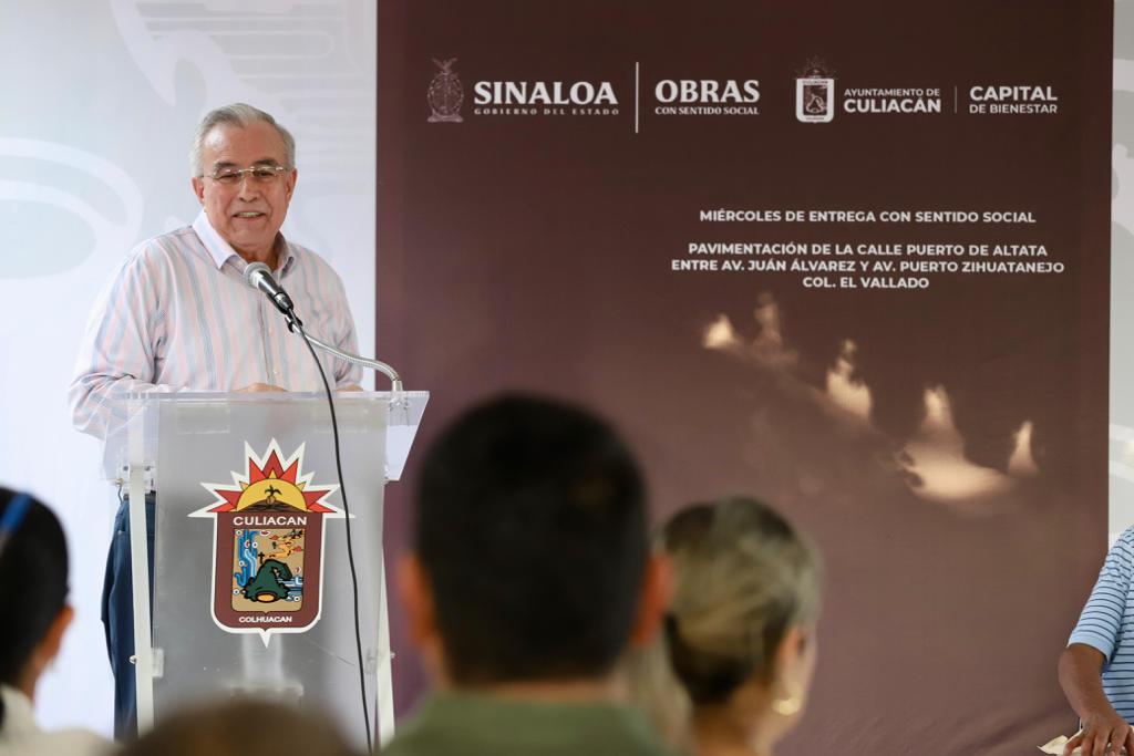 El mandatario estatal inauguró dos obras de pavimentación que agilizarán el tráfico hacia la zona norte y el reloj floral ubicado junto al Congreso del Estado.
