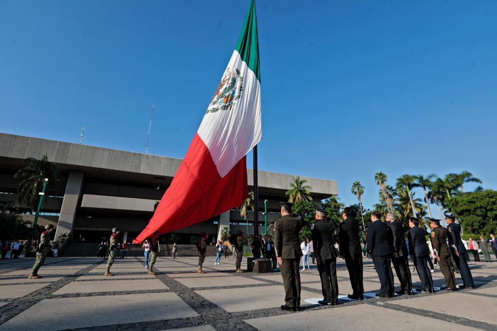 Gobernador Rocha encabeza conmemoración del 113 Aniversario de la Revolución Mexicana Culiacán, Sinaloa, 20 de noviembre del 2023.- Autoridades civiles y militares encabezadas por el gobernador Rubén Rocha Moya conmemoraron el 113 aniversario de la Revolución Mexicana con un izamiento de Bandera a toda asta y con Honores de Ordenanza en la plaza cívica de Palacio de Gobierno. Tras la finalización del evento, las autoridades civiles y militares se desplazaron a los monumentos de Don Venustiano Carranza y Don Francisco I. Madero, en donde se montó una Guardia de Honor acompañada de una breve semblanza acerca de estas importantes figuras de la revolución mexicana. En ambos monumentos, la Guardia de Honor fue acompañada con el toque tres de diana interpretado por el 94/0 Batallón de Infantería de la 9na. Zona Militar. El inicio de la Revolución Mexicana se dio cuando Francisco I. Madero, proclamó el Plan de San Luis el 20 de noviembre de 1910, alentó a los mexicanos a levantarse en armas contra Porfirio Díaz, quien había estado en el poder durante 36 años. Este momento histórico se celebró de manera no oficial en 1928 con una carrera de relevos, pero no fue hasta el año 1936 cuando obtuvo un carácter nacional a través de un decreto del Senado. Las autoridades que acompañaron al gobernador Rubén Rocha Moya en este evento fueron, el diputado y presidente de la Mesa Directiva del H. Congreso del Estado Ricardo Madrid Pérez, el presidente del Supremo Tribunal de Justicia Jesús Iván Chávez Rangel, el alcalde de Culiacán Juan de Dios Gámez Mendívil, el comandante de la 9/a Zona Militar Porfirio Fuentes Vélez, el coordinador estatal de la Guardia Nacional Fructuoso López Vallejo y el comandante de la Base Aérea Militar No. 10 en Sinaloa José Miguel De Luna Genel.