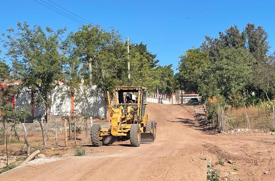 Reafirmando el compromiso con las familias de todas las comunidades, el Presidente Municipal de Badiraguato, José Paz López Elenes, supervisa las obras de rehabilitación de caminos en las  comunidades.