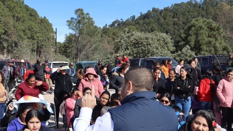Durante el recorrido por diversas comunidades aledañas, el alcalde López Elenes entregó apoyos invernales.