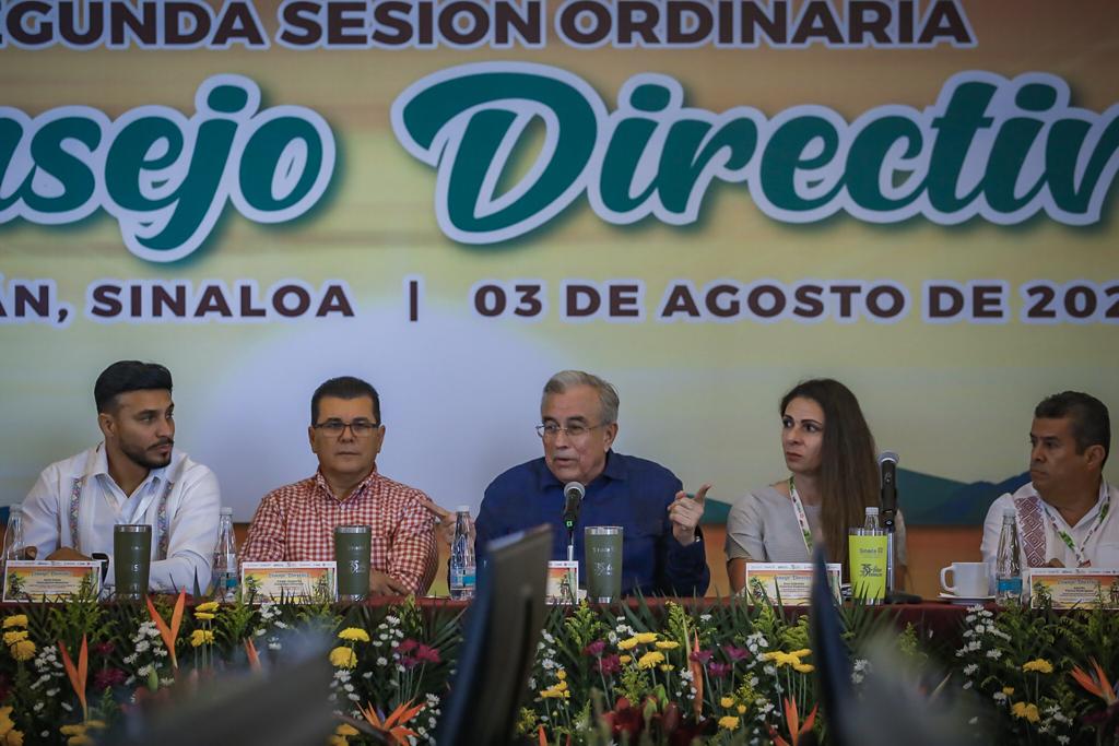 Rocha presidiendo evento en compañía de Ana Guevara